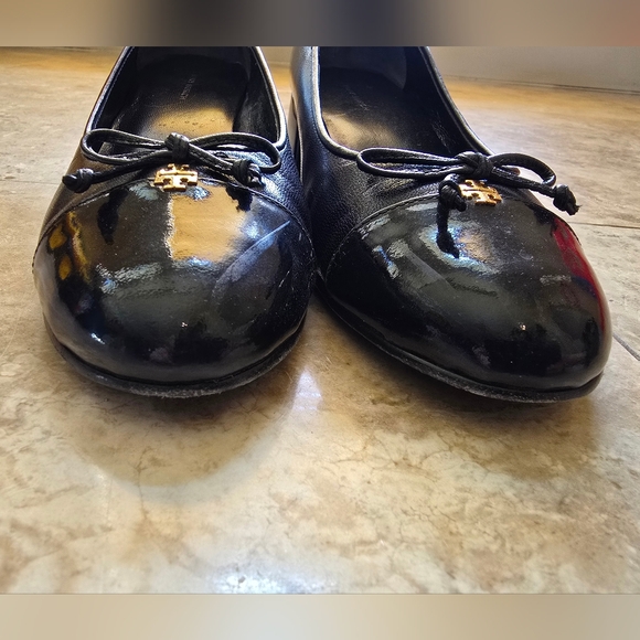 Tory Burch Black Leather Cap Toe Pump Size 7 - Picture 5 of 15